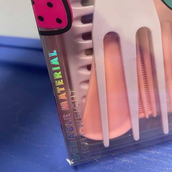 NWT Set of 8 Professional Lightweight & Durable Material Hair Styling Combs - Picture 8 of 9